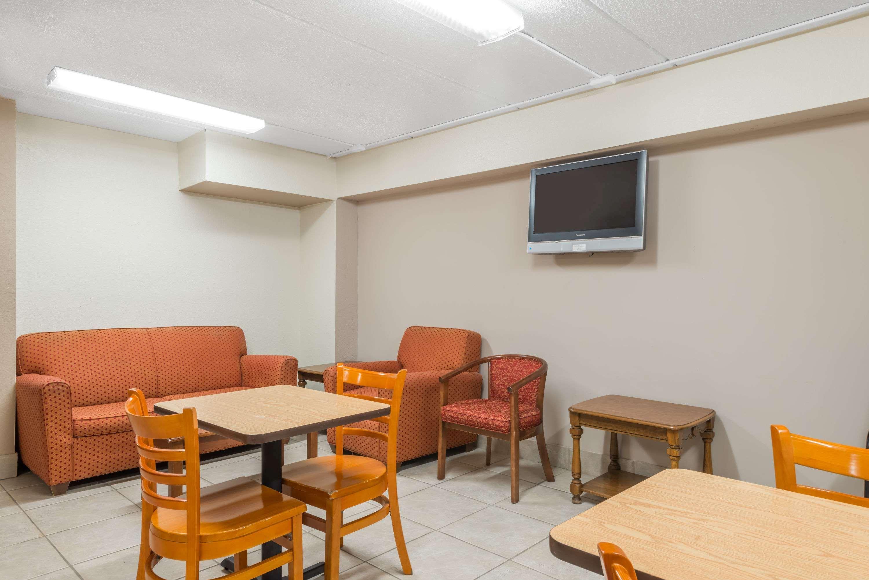 Motel Super 8 By Wyndham Danbury Extérieur photo